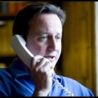 El primer ministro británico, David Cameron, habla por teléfono con Obama.