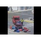 Imagen del vídeo en el que el operario lanza las maletas.