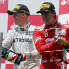Alonso celebra su victoria junto a Shumacher, tercero.