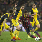 Neymar, ante los defensas del Atlético, en el encuentro del Camp Nou de la campaña anterior.