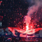 Aficionados del París SG encienden bengalas durante el partido de Copa ante el Olympique.