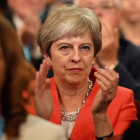La primera ministra británica, Theresa May, aplaude durante una intervención en la Conferencia anual del Partido Conservador.