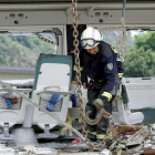 Un bombero trabaja en uno de los vagones del tren Alvia que descarriló en Santiago de Compostela.