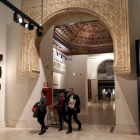 Visitantes del Museo Arqueológico Nacional pasan bajo el arco mudéjar que formó parte del alcázar leonés. RAQUEL P. VIECO