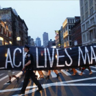 Un policía patrulla durante una protesta en apoyo del movimiento Black Lives Matter, en Nueva York, este sábado.