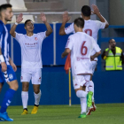 Hugo Rodríguez celebra el primer gol de la Cultural junto a sus compañeros. PASCUAL MÉNDEZ