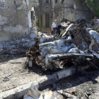 Estado en que ha quedado uno de los coches que ha explotado en Damasco, Siria.
