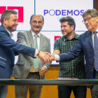 El presidente del Gobierno de Aragón, Javier Lambán, y los representantes de Podemos-Equo Aragón  y Partido Aragonés, firman el acuerdo de gobernabilidad para la X legislatura en Aragón. JAVIER CEBOLLADA / EFE.