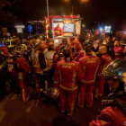 Intervención de los bomberos de París en el incendio de una vivienda en la periferia.