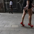 Dos prostitutas rumanas, en la calle de Sant Pau, en Ciutat Vella.