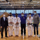 Los judocas leoneses posan con sus trofeos al término del autonómico. DL