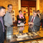 Pascual explica la colección durante la apertura de la muestra.