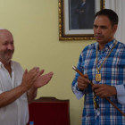 Nacho del Pozo recibe el bastón de mando tras ser elegido nuevo alcalde de Valderas. MEDINA