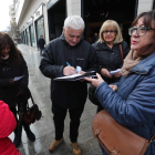 La plataforma a favor de la sanidad pública recogió firmas en la plaza de Lazúrtegui. L. DE LA MATA