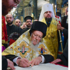 El patriarca Bartolomé I firma junto al metropolitano de Kiev, Epifanio. MYKOLA LAZARENKO / POOL