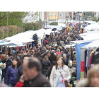 La Feria de la Cruz de Mayo llenó ayer de gente Cacabelos.