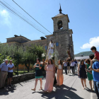 Un momento del acto central religioso en el entorno de la iglesia de Toral de Merayo.