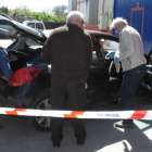 El vehículo de la mujer, inspeccionado por la policía.