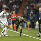 Zidane presencia una jugada durante el enfrentamiento del Madrid contra el Legia.