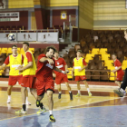 Los jugadores del Abanca Ademar quieren dar hoy una sorpresa en Liga de Campeones en el feudo del Skjern. MARCIANO PÉREZ