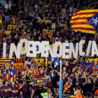 Aficionados del Barça muestran banderas esteladas.