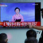 Los surcoreanos siguen las noticias del lanzamiento por televisión en Seúl. JEON HEON-KYUN