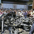 Varias personas observan los daños tras un ataque de las fuerzas israelíes en Gaza.