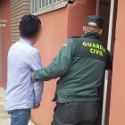 Un guardia civil custodia al detenido.