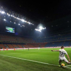 Brozovic, del Inter, lanza un saque de esquina ante un San Siro vacío.