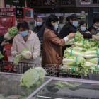 Varias personas compran ayer en Pekín tras el aviso del Gobierno de que se aprovisionen. WU HONG