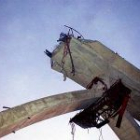 Seis trabajadores (cinco portugueses y un gallego natural de Ribeira, Eduardo Ayaso Sobrido) murieron al desplomarse una plataforma de 300 toneladas en una obra de Granada.