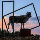 La escultura ‘Maranieta’ está ubicada en las instalaciones de Cecinas Nieto. DANIEL PISABARRO