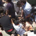 Los equipos de rescate sacan con vida a un hombre de entre los escombros.
