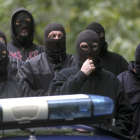 La policía francesa, custodiando la casa rural de Saint Etienne el martes.