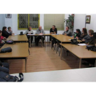 Baza, Chamorro y García, en la Casa de Cultura de Pinilla donde se celebró la reunión con una treintena de asociaciones del municipio.