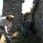 Miembros de Pro Monumenta, limpiando «en facendera» el castillo de Sarracín en Vega de Valcarce