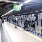 Grafiteros pintan vagones del Metro de Madrid.