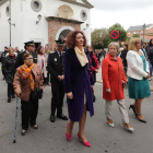 La alcaldesa y los ediles ayer en las fiestas del barrio de Flores del Sil. ANA F. BARREDO