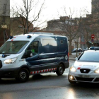 Los detenidos llegan en un furgón a los juzgados.