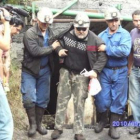 Dos compañeros ayudaron a Manuel Ramírez, con gafas de sol, a abandonar el pozo Casares.