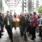 Amigos y compañeros conducen el féretro de Alberto Pérez Ruiz al interior del templo.