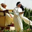 Una monja lee ante la presencia del Papa en Pompeya