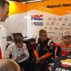 Alberto Puig, máximo responsable deportivo de Honda, participa en una reunión en el rincón de Jorge Lorenzo.
