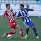 Andy, a la derecha, lucha por el balón frente a un jugador del Girona FC.