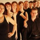 Adam Viktora, junto al resto de miembros del ensemble.