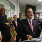 Arancha Miguélez, José Ángel Hermida, Isabel Carrasco, Emilio Gutiérrez y Antonio Silván escuchan el discurso de Alfredo Prada.