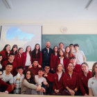 El astronauta leonés Pablo Álvarez posa con alumnos del colegios Leonés. DL