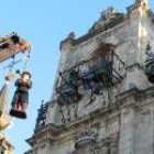 Juan Zancuda es elevado sobre la fachada en presencia de Colasa
