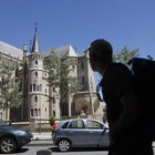 Un peregrino pasa frente al palacio de Gaudí, en una imagen de archivo.