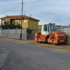 Las máquinas ya trabajan en habilitar las aceras de Villasinta.
